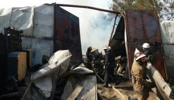 В Харькове 35 спасателей тушили масштабный пожар на пилораме