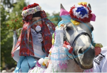 Переодетый в женское платье мальчик с розой в зубах: в Чехии проходит «Езда королей» (ФОТО)