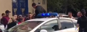 На Гагарина в Днепре толпа забросала яйцами полицейский Prius: появились подробности