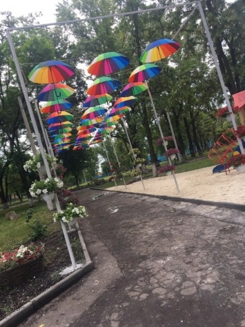 Новое место для фото: в Родинском появилась аллея парящих зонтиков