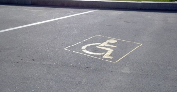 Минрегион обязал автопарковки обустраивать местами для инвалидов