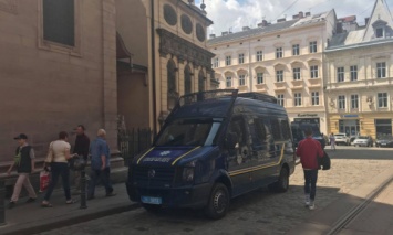 Во Львове проходит пикет за отставку мэра Садового