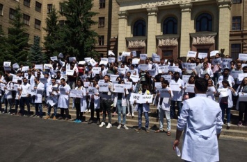 В Харькове иностранные студенты устроили митинг из-за тестирования