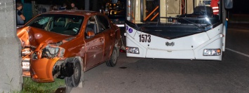 В Днепре на Набережной Победы столкнулись троллейбус №10 и Chevrolet: пострадали 3 человека