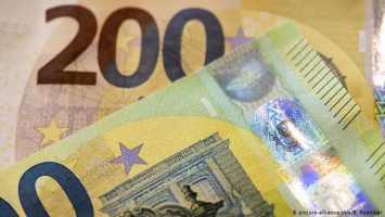 В странах ЕС вводятся в обращение новые купюры в 100 и 200 евро