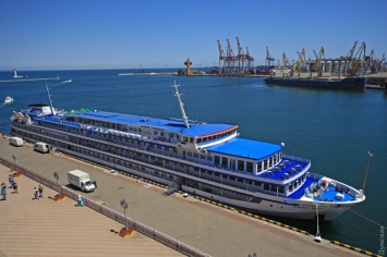 Два систершипа в одесском порту: круизник "Принцесса Днепра" неожиданно зашел в Одессу