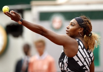 На Roland Garros Cерена Уильямс вышла на корт в куртке с надписями "Мать, королева, чемпионка, богиня"