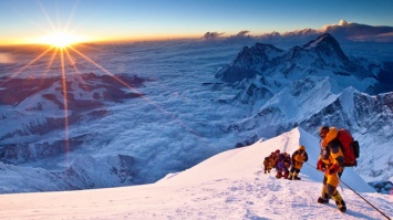 Пробка из альпинистов на Эвересте стала причиной множества смертей