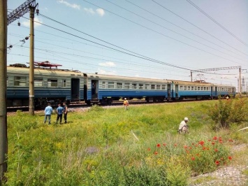 В Запорожской области посреди поля задымился вагон электрички, - ФОТО, ВИДЕО