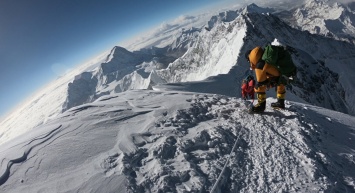 Альпинисты продолжают гибнуть на Эвересте: фатальное восхождение за $11 тысяч