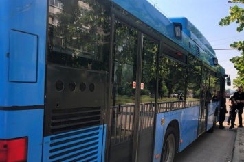 ДТП в Днепре: девушка выпала на ходу из автобуса