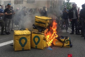 В Испании работники Glovo начали массово жечь свои рюкзаки
