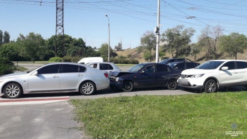 В Днепре столкнулись Daewoo, Lexus и Nissan: есть пострадавшие