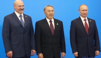 Назарбаев наградил орденами Путина и Лукашенко