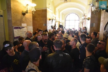Активисты ворвались во Львовский горсовет