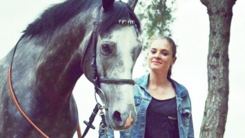 На соревнованиях по конному спорту во Франции погибла 21-летняя всадница