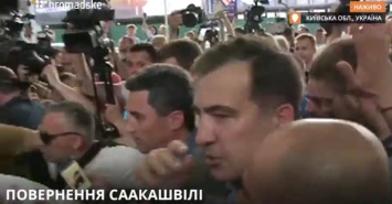 ''Миша! Миша!'' Саакашвили встретили в ''Борисполе'' гимном и волынками