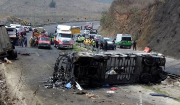 В Мексике грузовик протаранил пассажирский автобус: десятки погибших и пострадавших