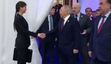 Лукашенко предложил Назарбаеву поцеловать свою помощницу, ВИДЕО