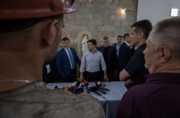 Зеленский дал отпор журналистке Порошенко: "Квартиру родственникам погибших - пополам"