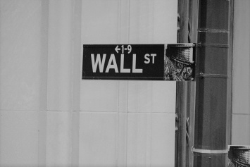 На Уолл-стрит биткоин FOMO: Grayscale скупает 21% намайненого биткоина ежемесячно