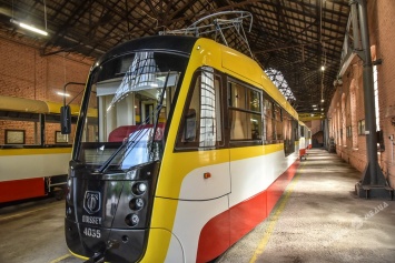 В Одессе вышел на маршрут новый современный трамвай из серии «Одиссей» (фото)