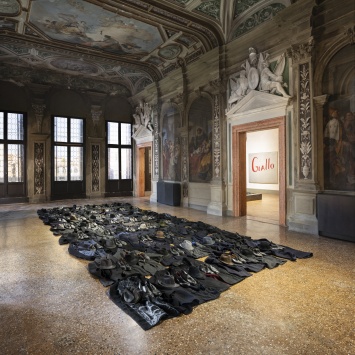 Надя Шаповал о выставке Янниса Кунеллиса в фонде Prada в Венеции