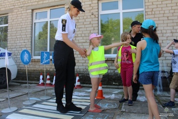 Патрульные рассказали маленьким херсонцам, как вести себя на дорогах