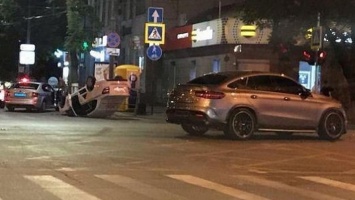 В Краснодаре водитель "Мерседеса" протаранил Яндекс. такси и сбежал с места ДТП
