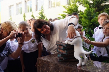 В школе на Фонтане появилась новая скульптура из серии «Одесские коты»