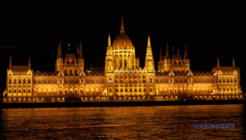 Туристический корабль, затонувший в Будапеште, поднимут из воды