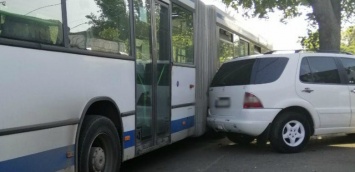 В Николаеве столкнулись маршрутный автобус и автомобиль, - ФОТО
