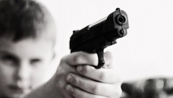 Ребенок с оружием: мальчик прострелил себе руку пистолетом