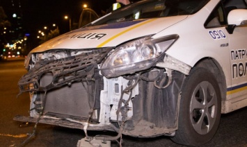 На столичной Соломенке пол полицейский Prius на скорости врезался в Skoda (видео)