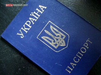 Всех не заставят? В Украине отменяют бумажные паспорта, но не для всех