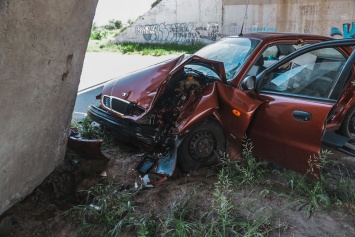 В Днепре водитель на Lanos врезался в бетонную опору виадука