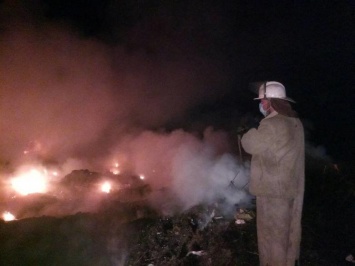 Спасатели погасили крупный пожар на свалке под Харьковом, - ФОТО