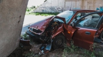 Водитель авто потерял сознание и влетел в бетонную опору (фото)
