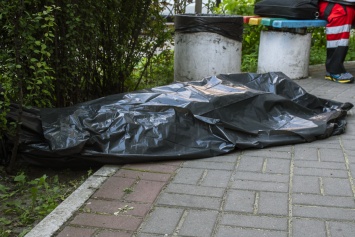 В Киеве женщина упала с балкона высотки