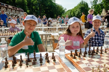 В Харькове установили рекорд Украины по сеансу одновременной игры в шахматы. Фото
