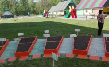 Украинским детям предложили играть на «кладбище»: гробики и цветочки во дворе детского сада (фото)