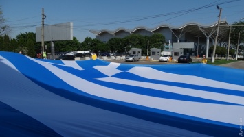 В Одесском аэропорту установили национальный рекорд и развернули самый большой флаг Греции (новости компаний)
