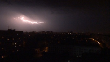 Ночью небо над Харьковом рассекали яркие вспышки (фото)