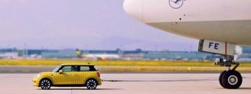 Электрический Mini Cooper взял на буксир Boeing: видео