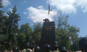 В Харькове националисты устроили беспорядки: пытались сорвать съезд партии Кернеса и снесли памятник Жукову