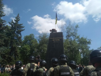 В Харькове повторно свалили скандально известный памятник (фото, видео)