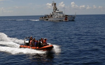Нелегалы на лодках атакуют Британию: в Лондоне шокированы новой тактикой мигрантов
