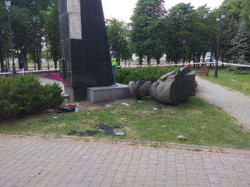 В Харькове снесли бюст Маршала Жукова, - ФОТО