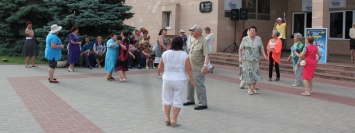 В центре Никополя звучит живая музыка и танцуют горожане