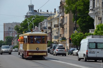 Шарики, музыка и пассажиры битком: по Одессе колесит "трамвай счастья"
